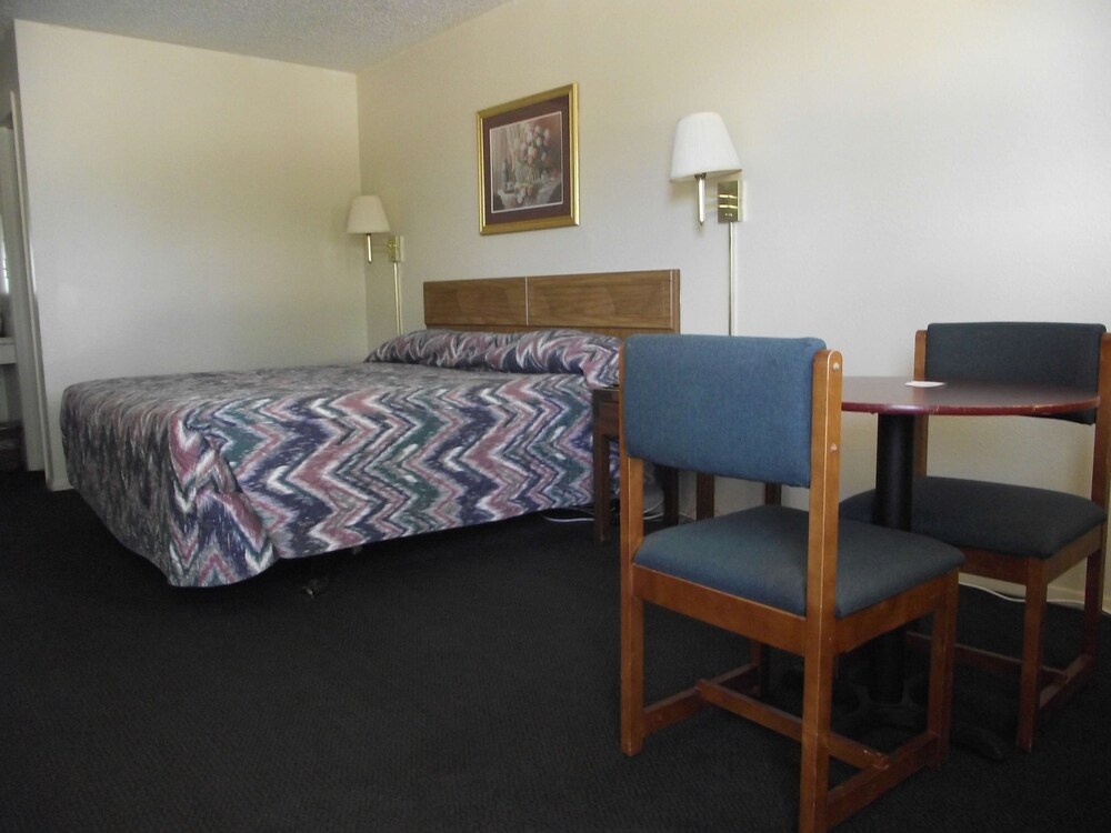 Glen Rose Inn and Suites