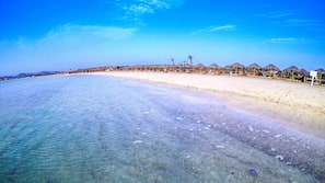 Privatstrand, kostenloser Shuttle zum Strand, Liegestühle, Sonnenschirme