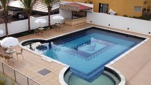 Piscina externa, espreguiçadeiras