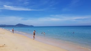 บนชายหาด, เก้าอี้อาบแดด, ผ้าเช็ดตัวชายหาด, โยคะ