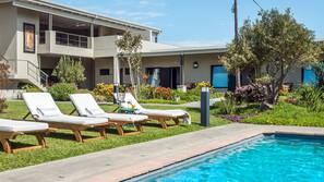 Piscine extérieure, parasols de plage, chaises longues