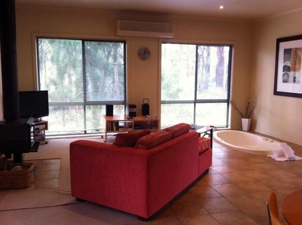 Idyllic Retreat For 4 People in Beautiful Otway Ranges, Recharge & Refresh in Hot Tub