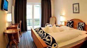Hypo-allergenic bedding, in-room safe, desk, free WiFi