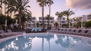 2 piscinas al aire libre (de 10:00 a 18:00), sombrillas, tumbonas