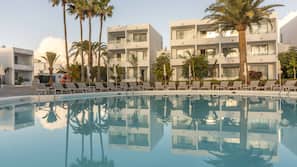 2 piscinas al aire libre (de 10:00 a 18:00), sombrillas, tumbonas
