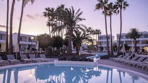 2 piscinas al aire libre (de 10:00 a 18:00), sombrillas, tumbonas
