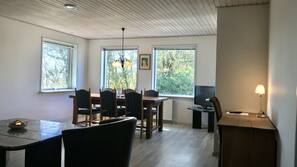 Senge med topmadrasser, skrivebord, strygejern/strygebræt