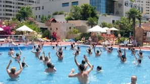 Una piscina al aire libre, tumbonas