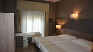 Een minibar, een kluis op de kamer, gratis wifi, beddengoed
