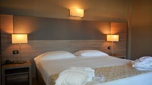 Een minibar, een kluis op de kamer, gratis wifi, beddengoed