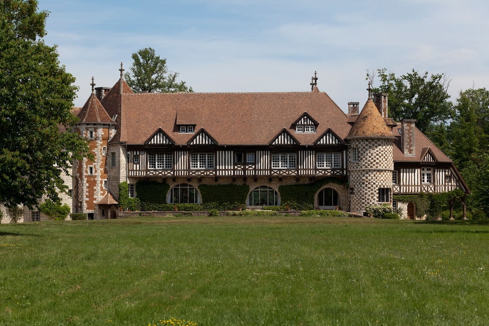 B&B Manoir de Beaumarchais in Les Chapelles-Bourbon, France