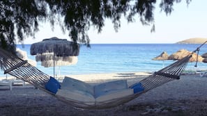 Plage privée, cabines gratuites, chaises longues, parasols
