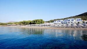 Plage privée, cabines gratuites, chaises longues, parasols