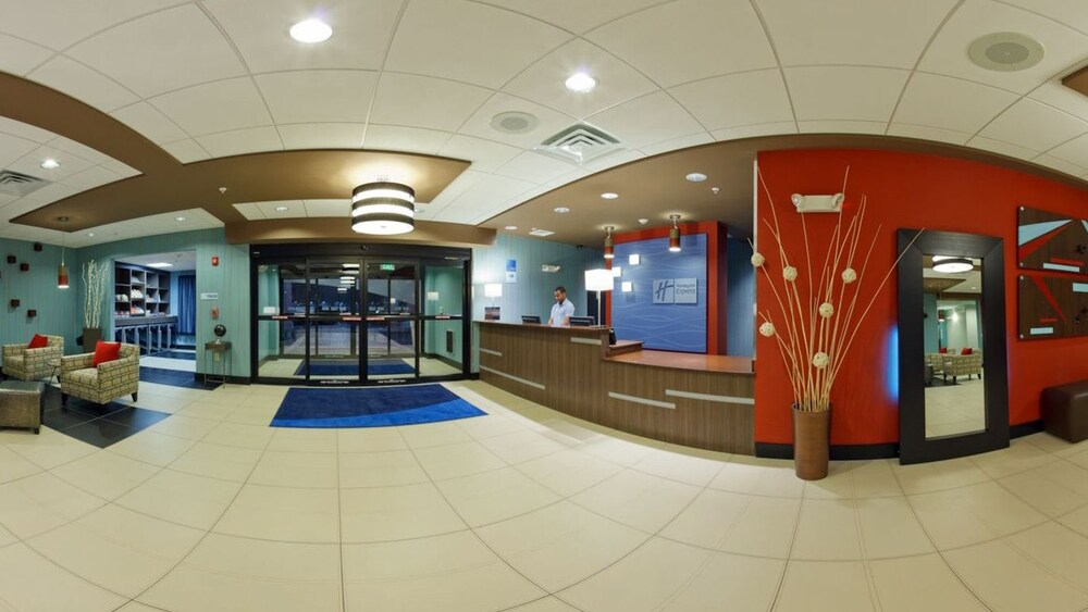 Holiday Inn Express Hotel Suites York Ne Market 2018 Room Featured Image Interior Entrance