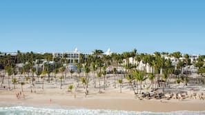 Ubicación a pie de playa, arena blanca, tumbonas y toallas de playa