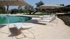 2 piscines extérieures, parasols de plage