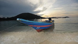Beach nearby, white sand, sun-loungers, beach towels