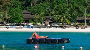 Beach nearby, white sand, sun-loungers, beach towels