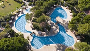 4 Außenpools, Sonnenschirme, Liegestühle