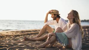 Am Strand, Liegestühle, Sonnenschirme, Strandtücher