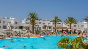 Outdoor pool, pool loungers