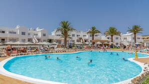 Outdoor pool, pool loungers