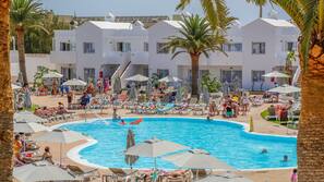 Outdoor pool, pool loungers