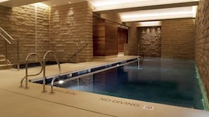 Una piscina cubierta