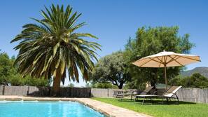 Piscine extérieure, parasols de plage, chaises longues