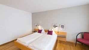 Luxe beddengoed, een minibar, een kluis op de kamer, een bureau