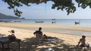 Plage, sable blanc, chaises longues, plongée sous-marine