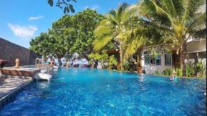 Piscine extérieure, cabanons gratuits, chaises longues