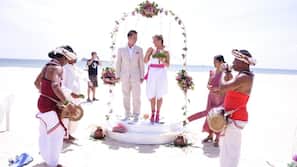 Plage, sable blanc, chaises longues, parasols
