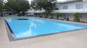 Piscine extérieure, parasols de plage, chaises longues