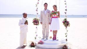 Plage, sable blanc, chaises longues, parasols