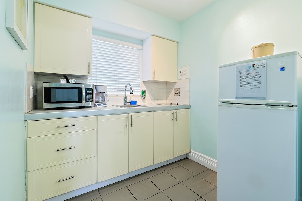 Private kitchen, Hollywood Beachside Boutique Suites