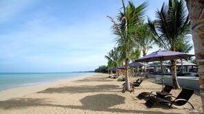 Am Strand, Liegestühle, Sonnenschirme, Strandbar
