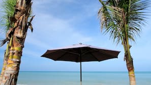 Am Strand, Liegestühle, Sonnenschirme, Strandbar