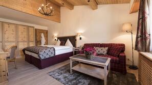 Hypo-allergenic bedding, in-room safe, desk, free WiFi