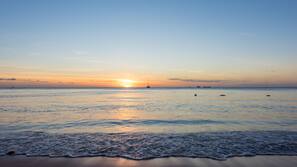 Sulla spiaggia, sabbia bianca, teli da spiaggia