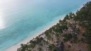 Plage, chaises longues, parasols, serviettes de plage