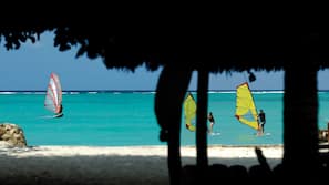 Plage, chaises longues, parasols, serviettes de plage