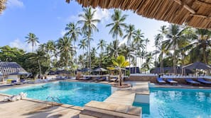Piscine extérieure, parasols de plage, chaises longues