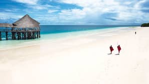 Plage, sable blanc, chaises longues, parasols