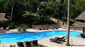 Piscine extérieure, parasols de plage