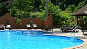 Piscine extérieure, parasols de plage