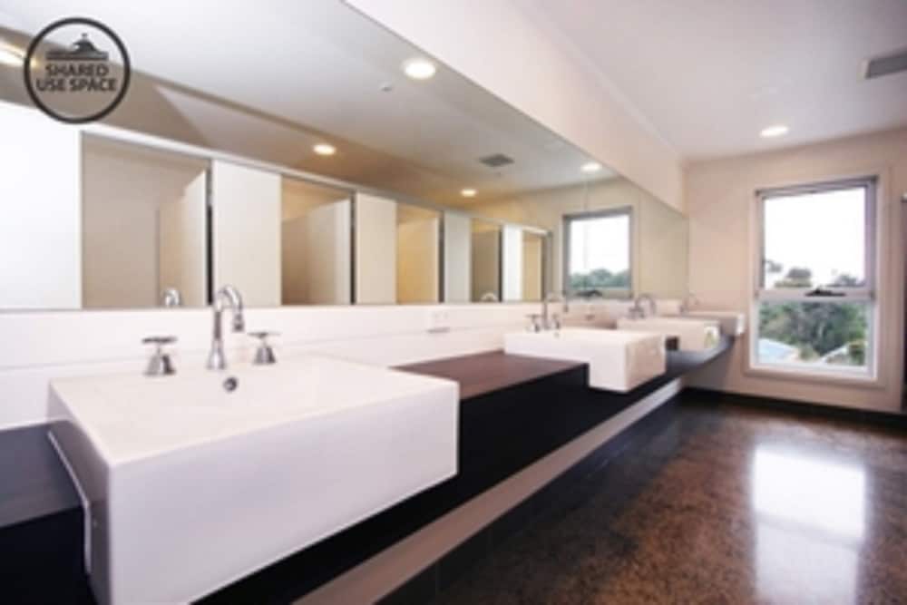 The Island Accommodation - Hostel