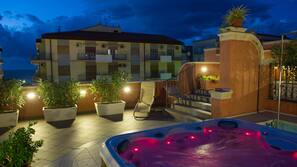 Outdoor spa bath