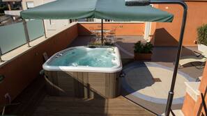 Outdoor spa bath