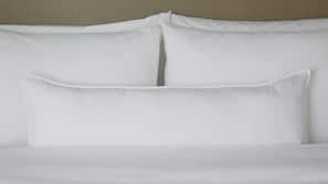 Ropa de cama hipoalergénica, edredones de plumas, minibar y caja fuerte